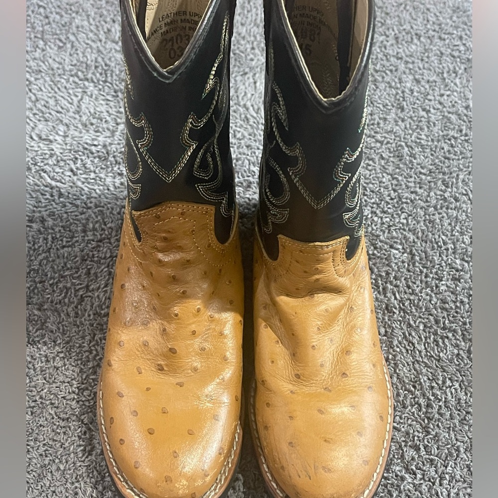 Cody James kid ostrich boots sz. 2.5